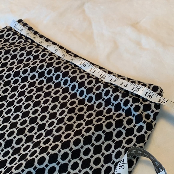 Women’s skirt, black and white classic pattern. - Picture 2 of 7